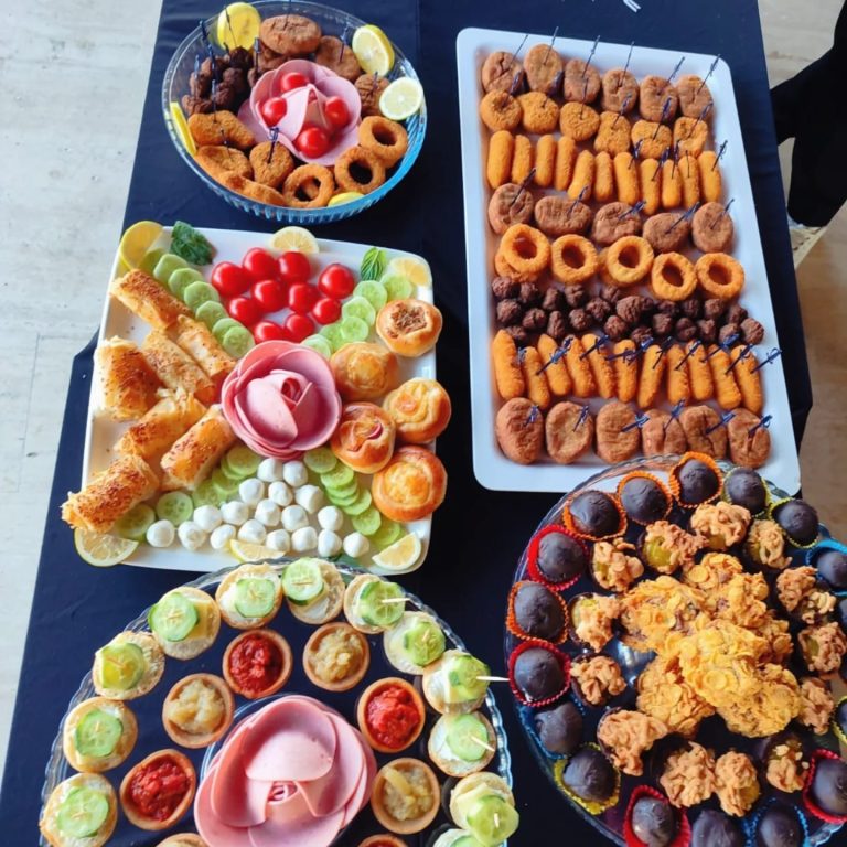 Catering Hizmeti Rehberi: Kurumsal Davetlerden Özel Kutlamalara Doğru Hizmet Seçimi