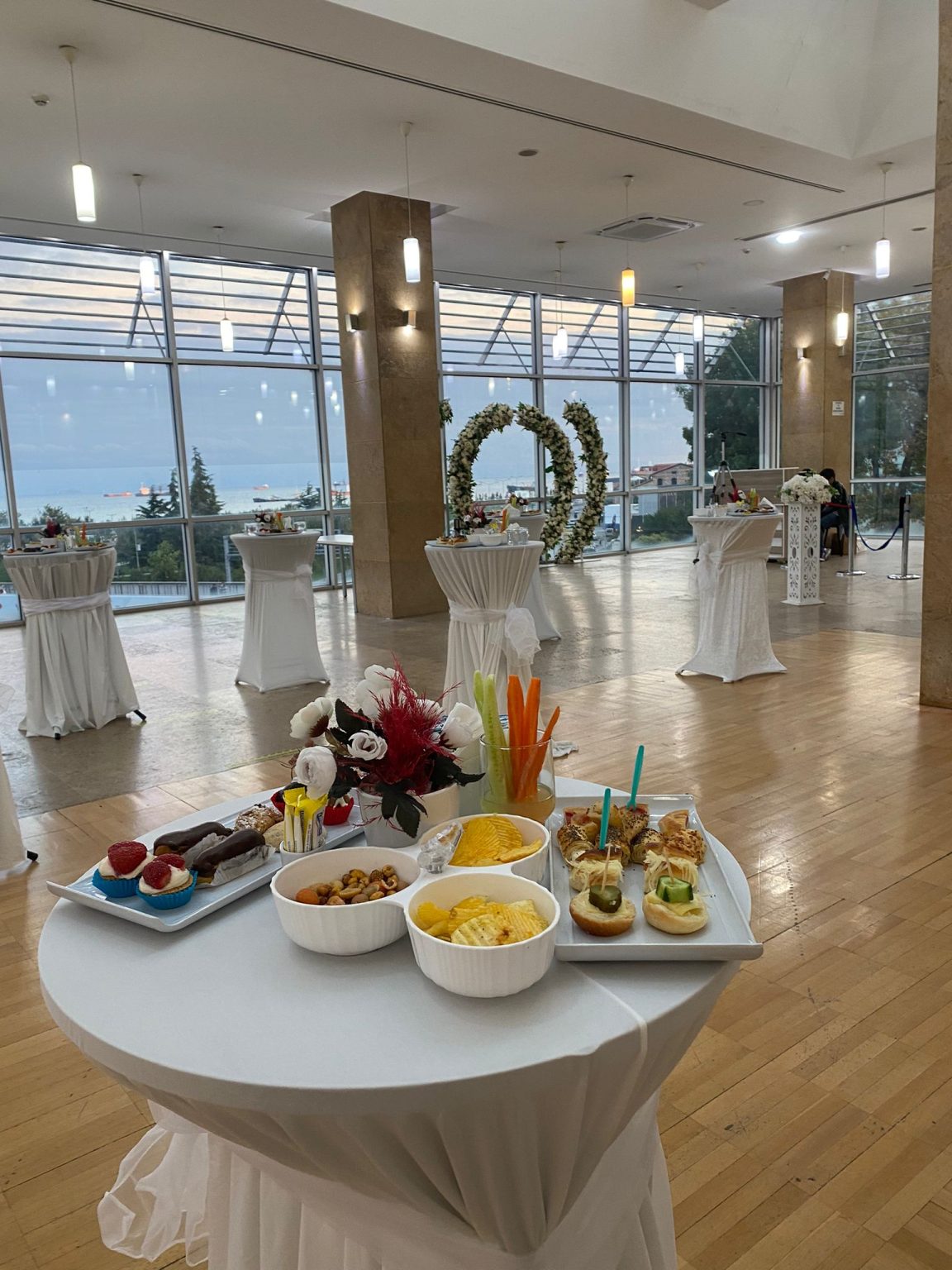 Nikah Kokteyli Catering Hizmeti | 100 Kişi 60.000 TL – 150 Kişi 90.000 TL Nikah Sonrası Şık İkram ve Akış Yönetimi