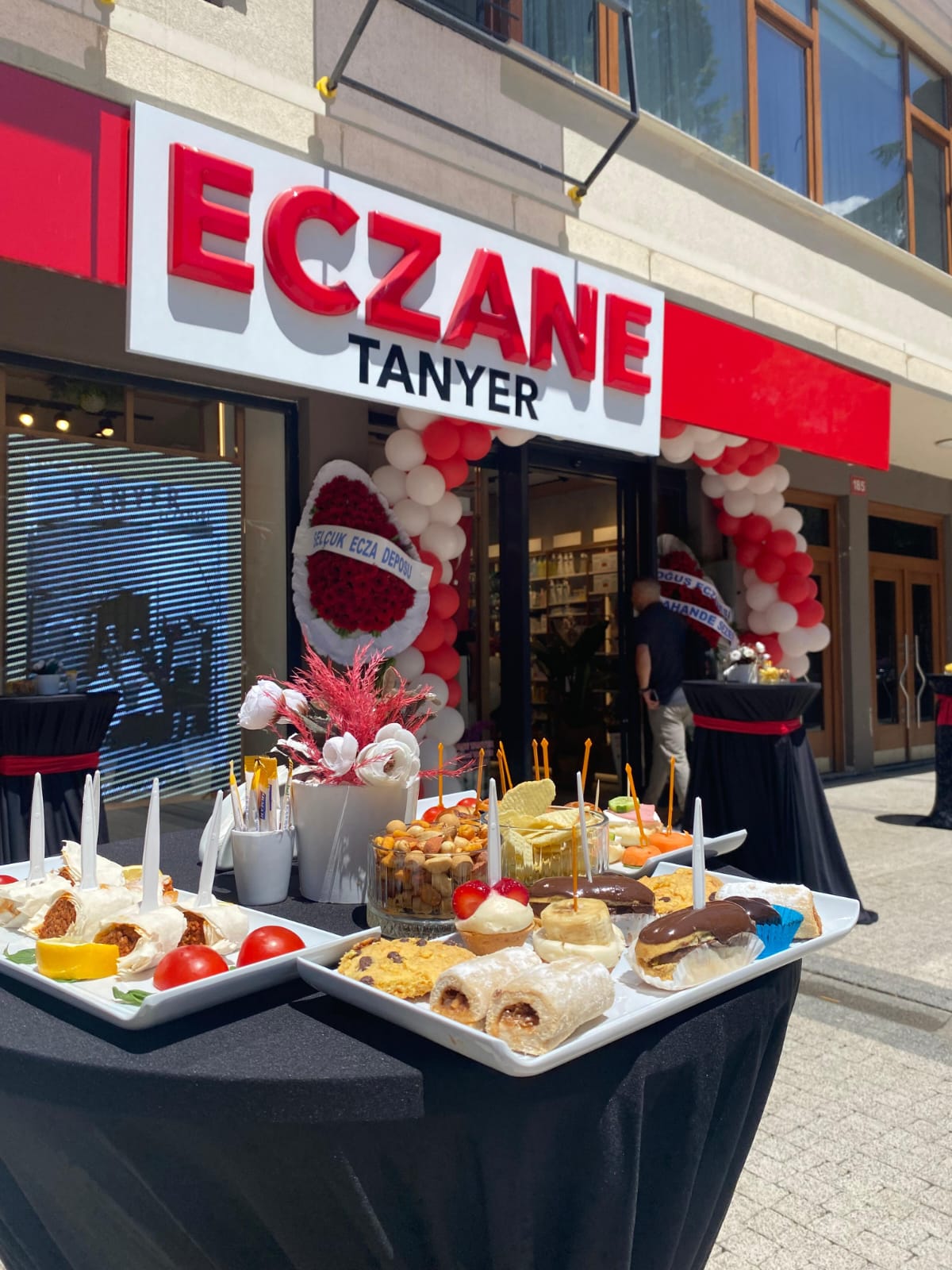 Eczane Açılış Organizasyonu – 100 Kişilik Trio, Balon Süsleme, Catering | Sadece 52.500 TL