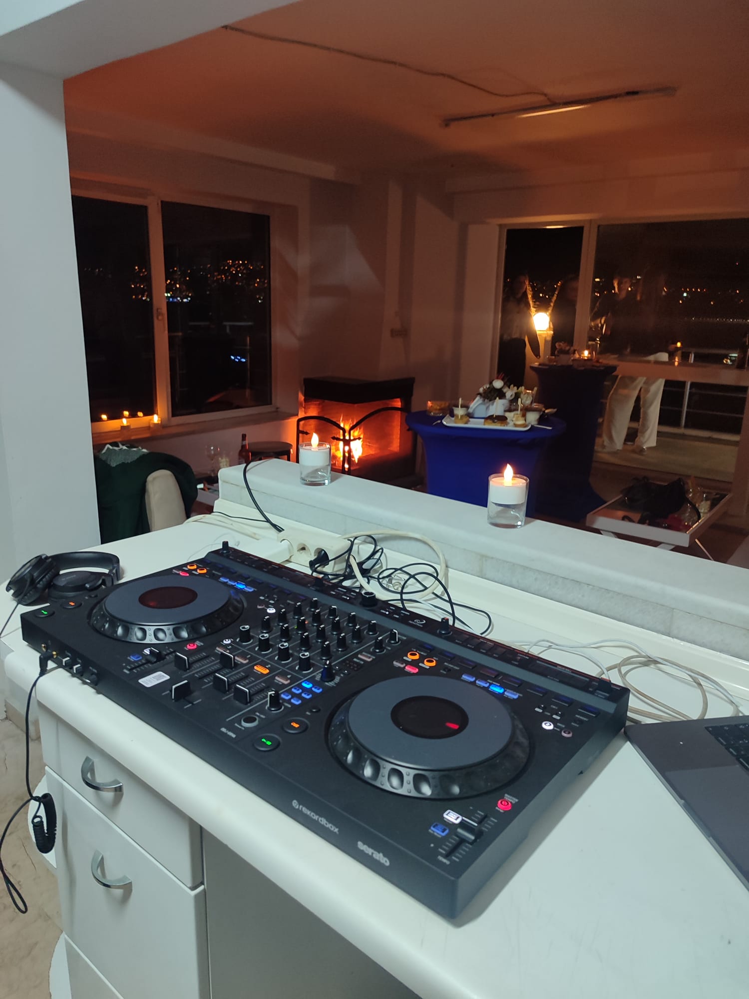 Evde Yetişkin Doğum Günü Organizasyonu | 100 Kişilik Kokteyl ve DJ’li Şık Parti Paketi – 40.000 TL