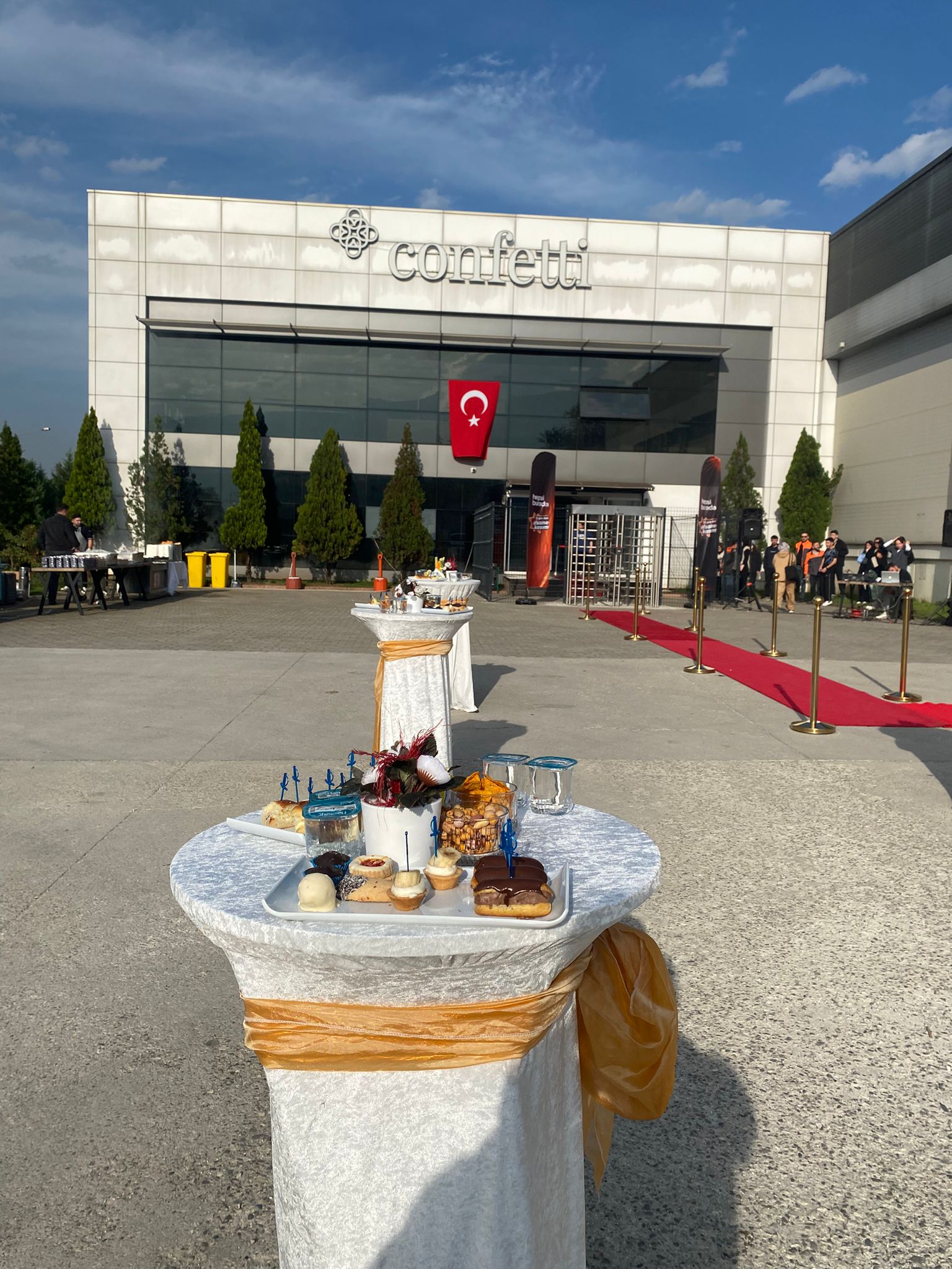 200 Kişilik Happy Hours Organizasyon Paketi Kurumsal Etkinlikler İçin Profesyonel Hizmet 95.000 TL