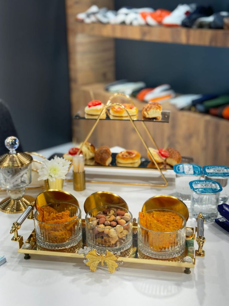 İstanbul Fuar Merkezi (İFM) Fuar Catering Rehberi: Standınızı “Ziyaret Edilen” Değil, “Hatırlanan” Yapan Plan