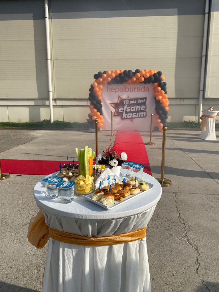 Happy Hours Rehberi: 60–120 Dakikada “Kurumsal Davet” Hissi Veren Karşılama ve Sunum Kurgusu