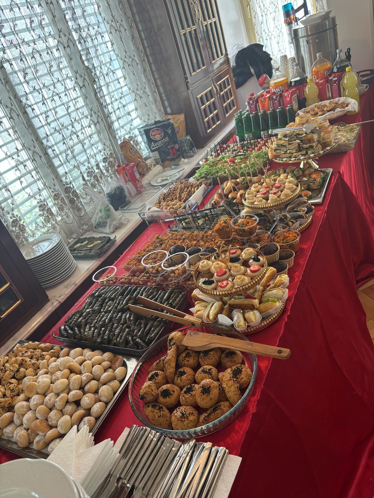 Catering İkramları ve Organizasyon Hizmeti: Davetinizde İlk Dakikadan İtibaren Düzeni Hissettiren Profesyonel Akış