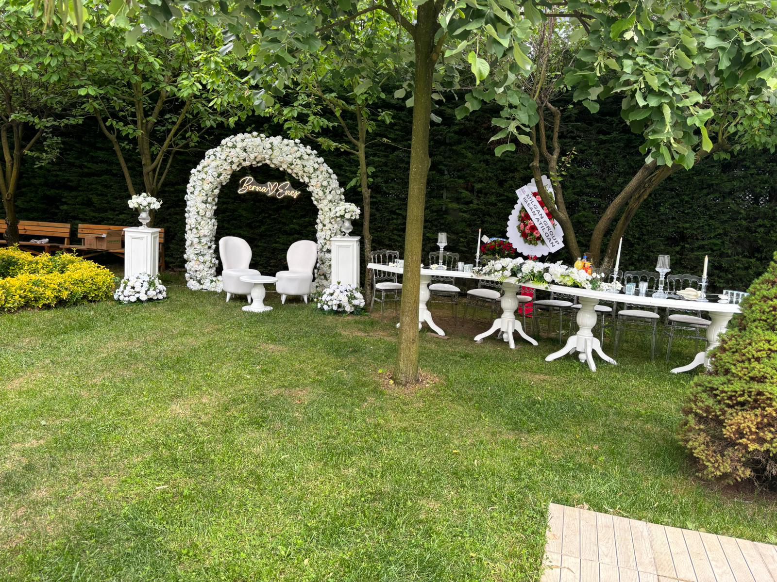 Bahçede Nişan Organizasyonu: 75 Kişi 85.000 TL, 100 Kişi 110.000 TL (İki Paket, Tek Amaç: “Çok Özenli” His)