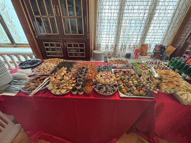 Catering Fiyatı Neden Bir Tek Rakam Değil? Menü, Personel ve Kurulum Seçimleri Bütçeyi Nasıl Değiştirir