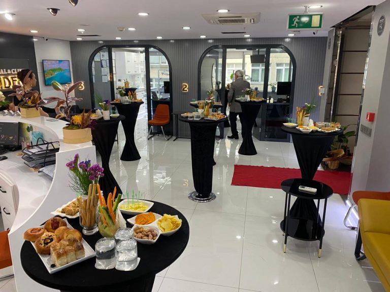 Şirket Organizasyonu Catering Kokteyl: VIP Dokunuşlar Nerede İşe Yarar? Karşılama, Bariyer, Halı ve Düzen Nasıl Kurulur?