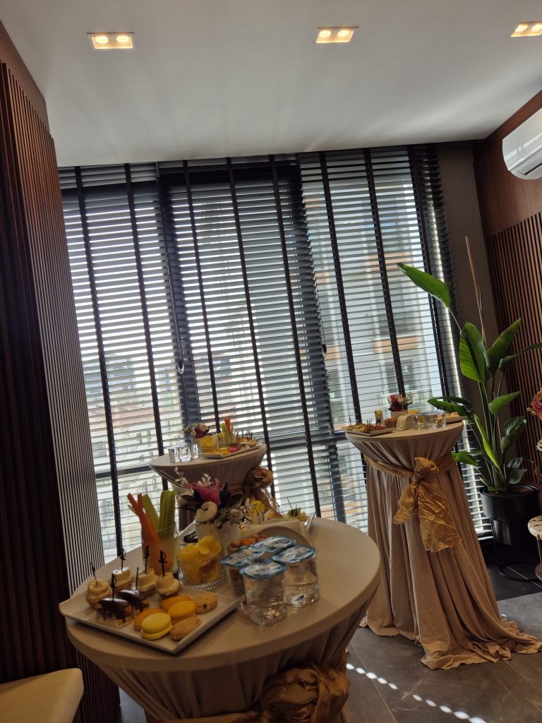 Konferans Organizasyonu: Coffee Break Catering, Kokteyl İkramları ve Baştan Sona Hizmetlerimiz