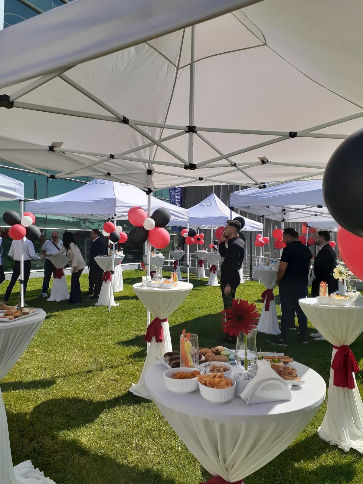 Kokteyl Organizasyonu Nasıl Yapılır? Misafir Akışını Bozmadan Şık Karşılama ve İkram Düzeni Kurma Rehberi