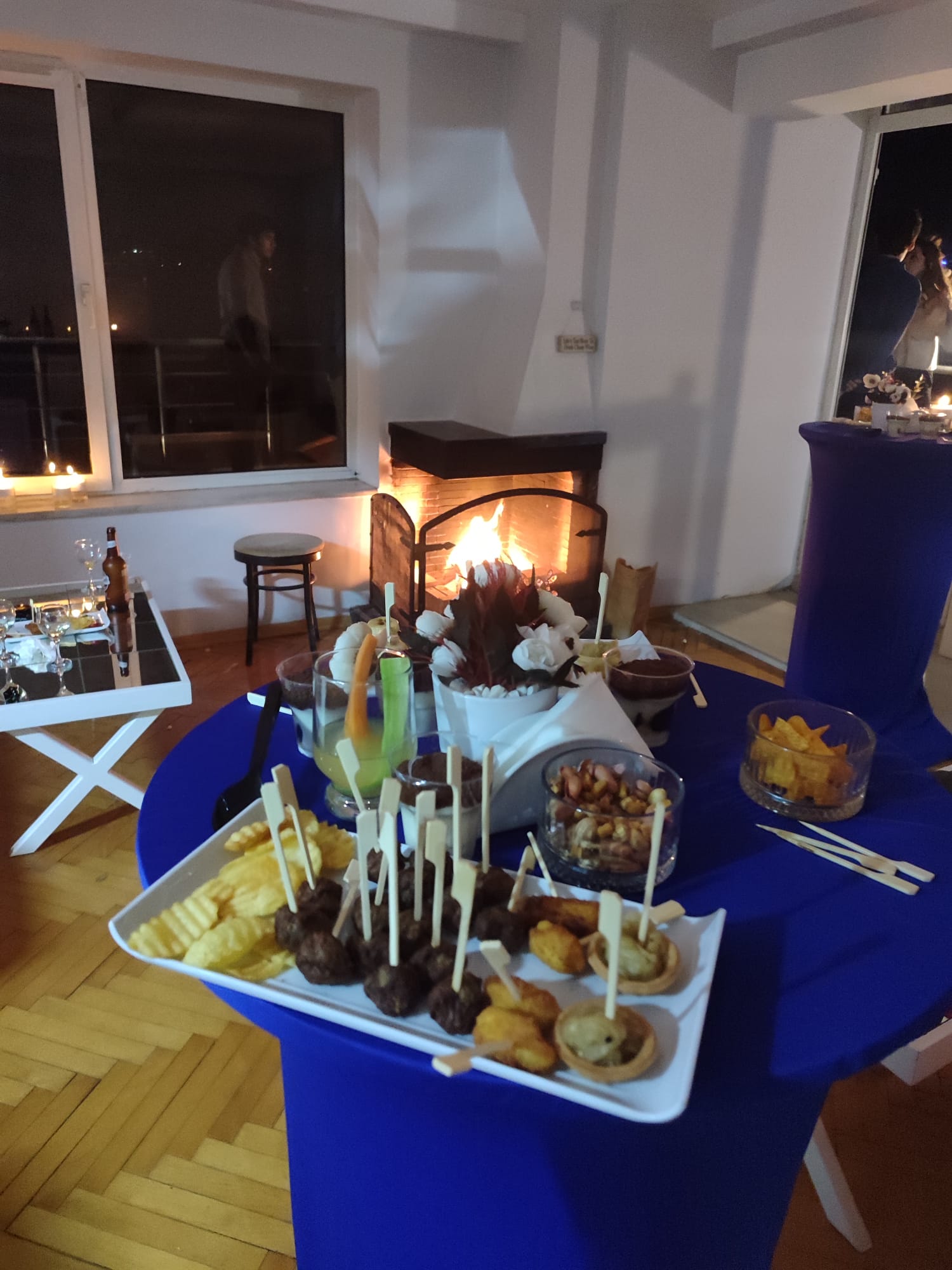 Parti Organizasyonu Catering Kokteyl 100–120 Kişi | DJ + Ses Sistemi + 10 Bistro Masa Dahil 50.000 TL