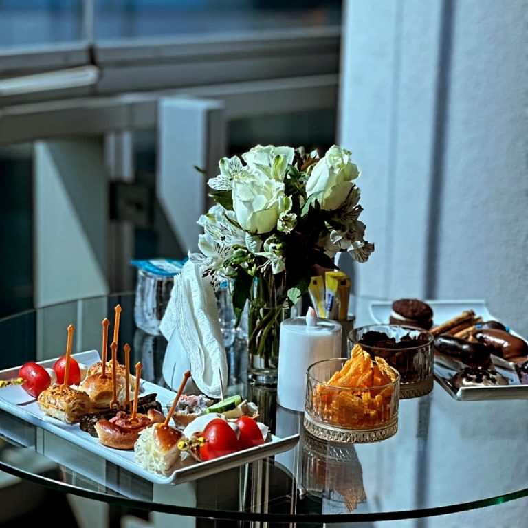 Catering Kokteyl Hizmeti Rehberi: Misafir İçeri Girer Girmez Prestij Hissi Veren Yerleşim, Sunum ve Ritim Nasıl Planlanır?