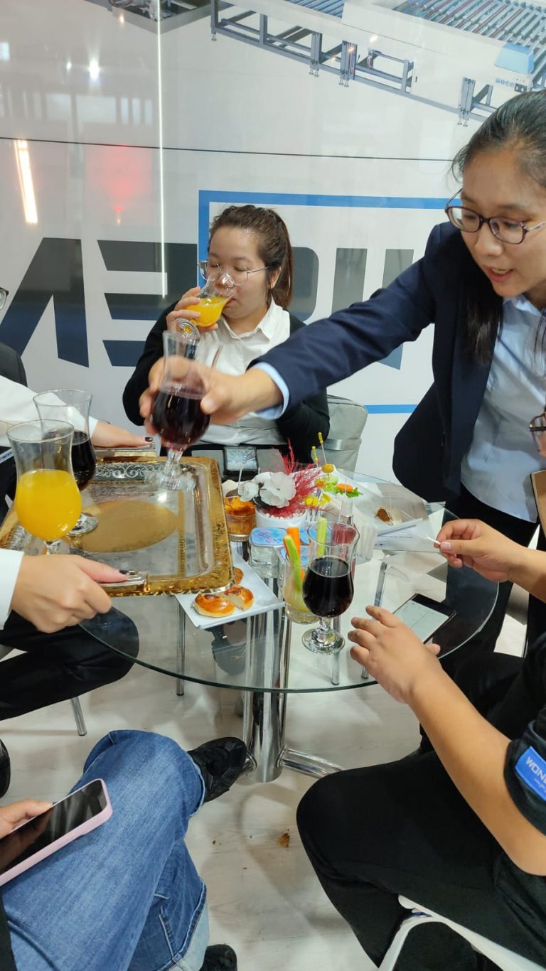 Fuar Alanında Catering Hostes Tercüman Manken Kiralama ile Ziyaretçilerinizi Etkileyin Profesyonel Şekilde 🎯