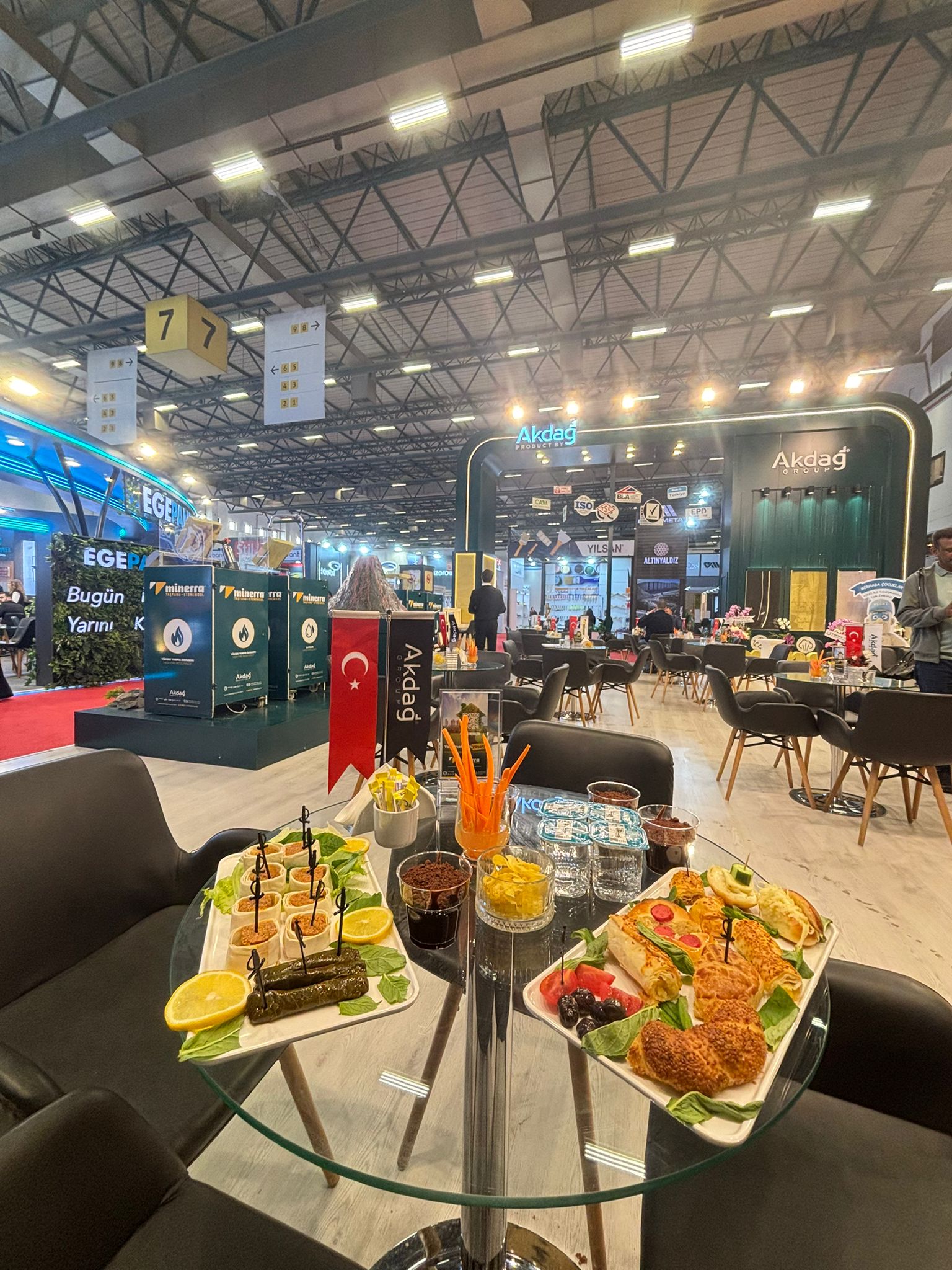 Markanızı Öne Çıkaran Fuar Catering Çözümleri | Günlük Stand İkram ve Personel Kiralama