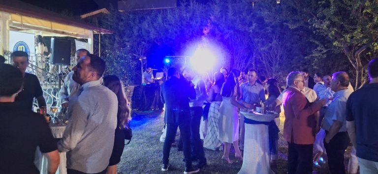 Arkadaşlarla Dolu Dolu Geçecek Genç Doğum Günü Partisi
